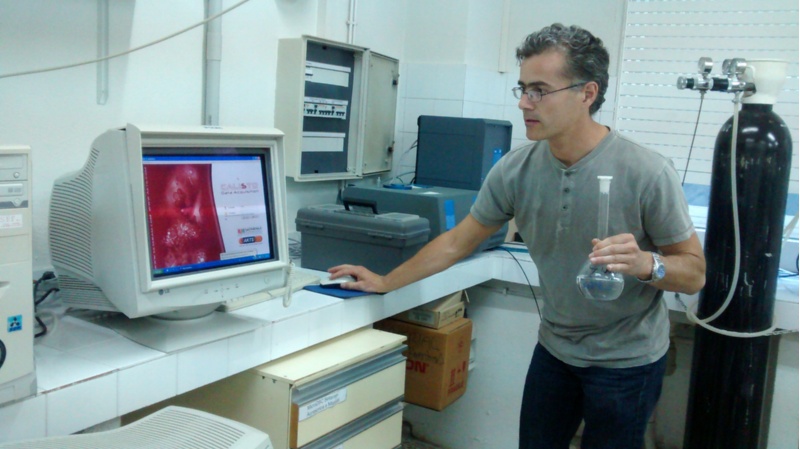 Ángel Piñeiro nun laboratorio da Facultade de Física