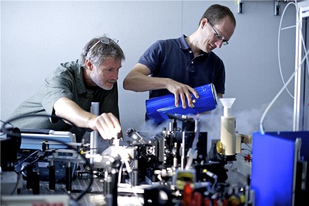 Peter Friedli and Hans Sigg preparing the experiment at the Infrared Beamline at the SLS for determining the laser properties of Germanium. (Photo: Paul Scherrer Institute/F. Reiser) 