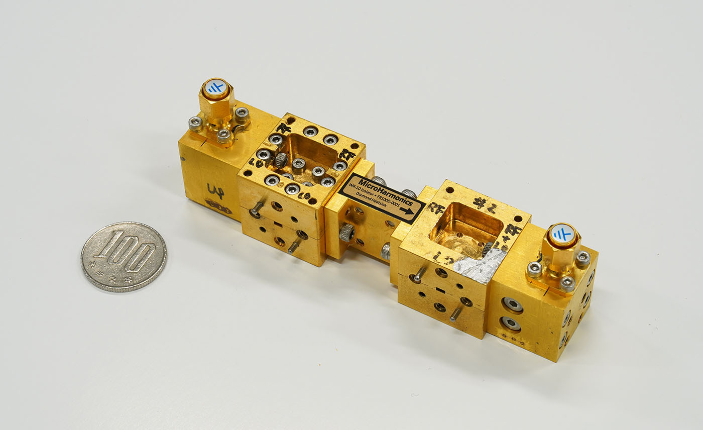 An “SIS amplifier” using two SIS mixers, one at each ends. (Credit: NAOJ)