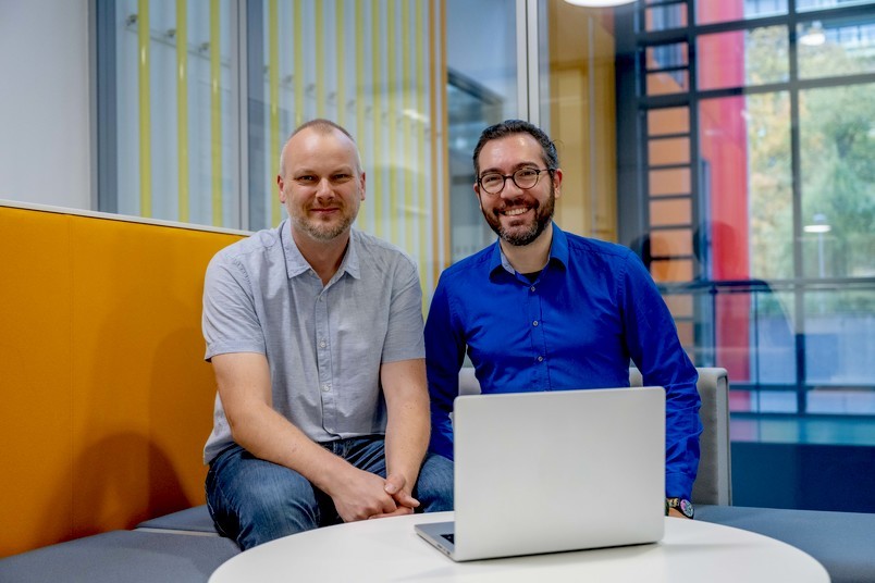 Lars Schäfer and Dario De Vecchis (right) have been working on the tuberculosis pathogen. © RUB, Marquard