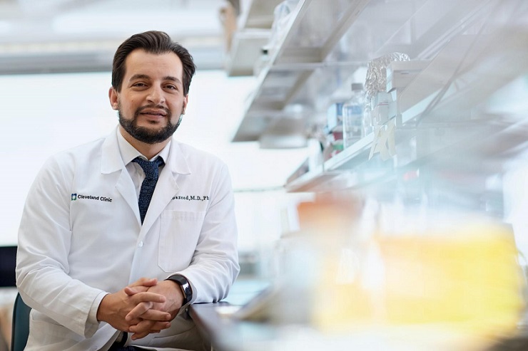 CAPTION New research led by Mohamed Abazeed, M.D., Ph.D., of Cleveland Clinic shows that artificial intelligence (AI) can use medical scans and health records to personalize the dose of radiation therapy used to treat cancer patients.  CREDIT Russell Lee