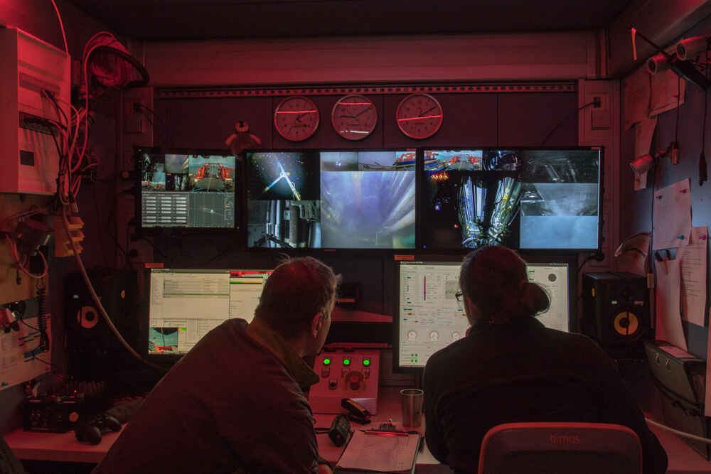 A photo of the control center of the MARUM-MeBo70 during the drilling of core PS104_21-3 (Photo: T. Ronge, IODP)