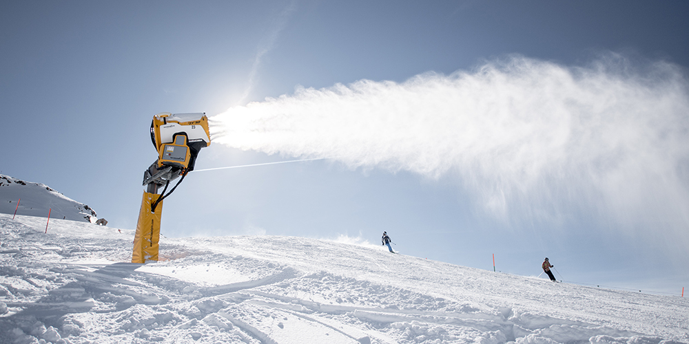 Technical snowmaking on the Gemsstock. (Photo: Valentin Luthiger)