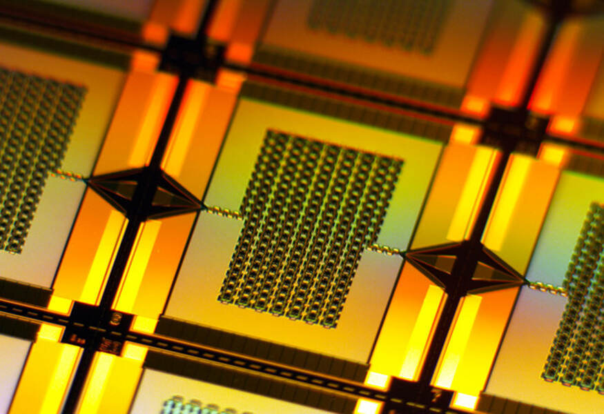 Caption:This superconducting parametric amplifier can achieve quantum squeezing over much broader bandwidths than other designs, which could lead to faster and more accurate quantum measurements.