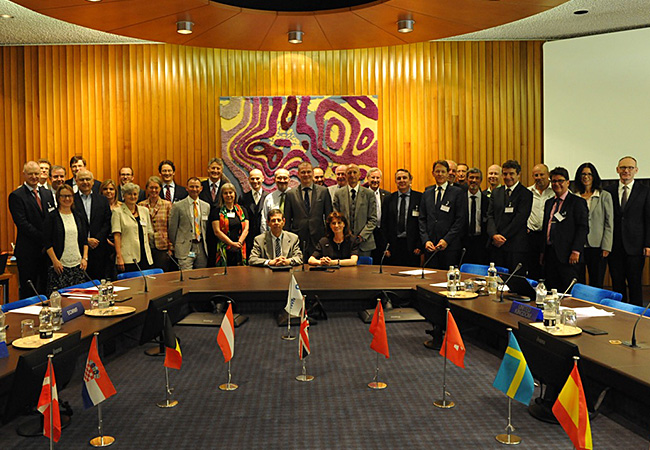 SW4 6026 Signing Council 650px af499