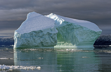 Eqip Sermia glacier and its icebergs. © iStock
