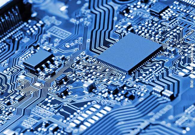 Researchers at Goethe University develop novel materials to minimize power consumption of electronic elements. Photo: raigvi/Shutterstock