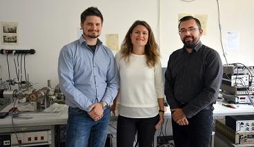 Dr Timo Kuschel together with the PhD student Panagiota Bougiatioti and Dr Oliver Reimer (from right to left). Photo: Bielefeld University