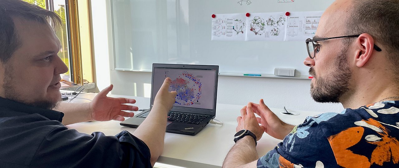 Head of the LipiTUM research group Dr. Josch Konstantin Pauling (left) and PhD student Nikolai Köhler (right) interpret the disease-related changes in lipid metabolism using a newly developed network. Image: LipiTUM