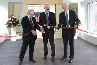 Inauguration of the new building: cut of the ribbon. From left to right: Fritz Schiesser, Alain Berset, Ralph Eichler. (Picture: CSCS)