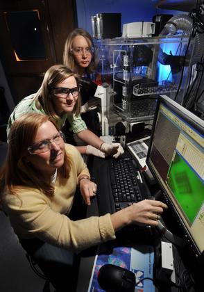   IQ Biology Co-Principal Investigator Kristi Anseth works with students. (Photo by Glenn J. Asakawa/University of Colorado)